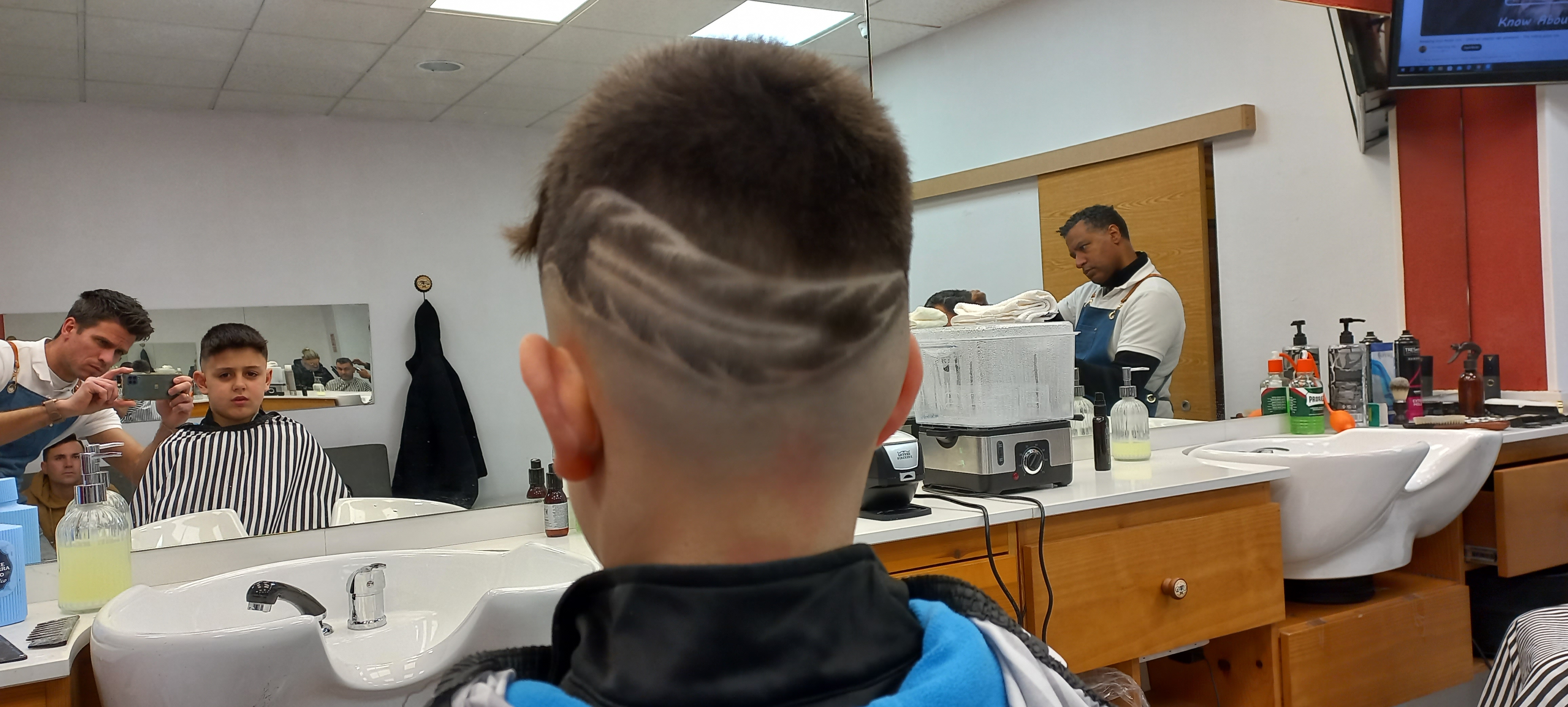 Barbershop Olay - corte de pelo a niño con forma de espiga