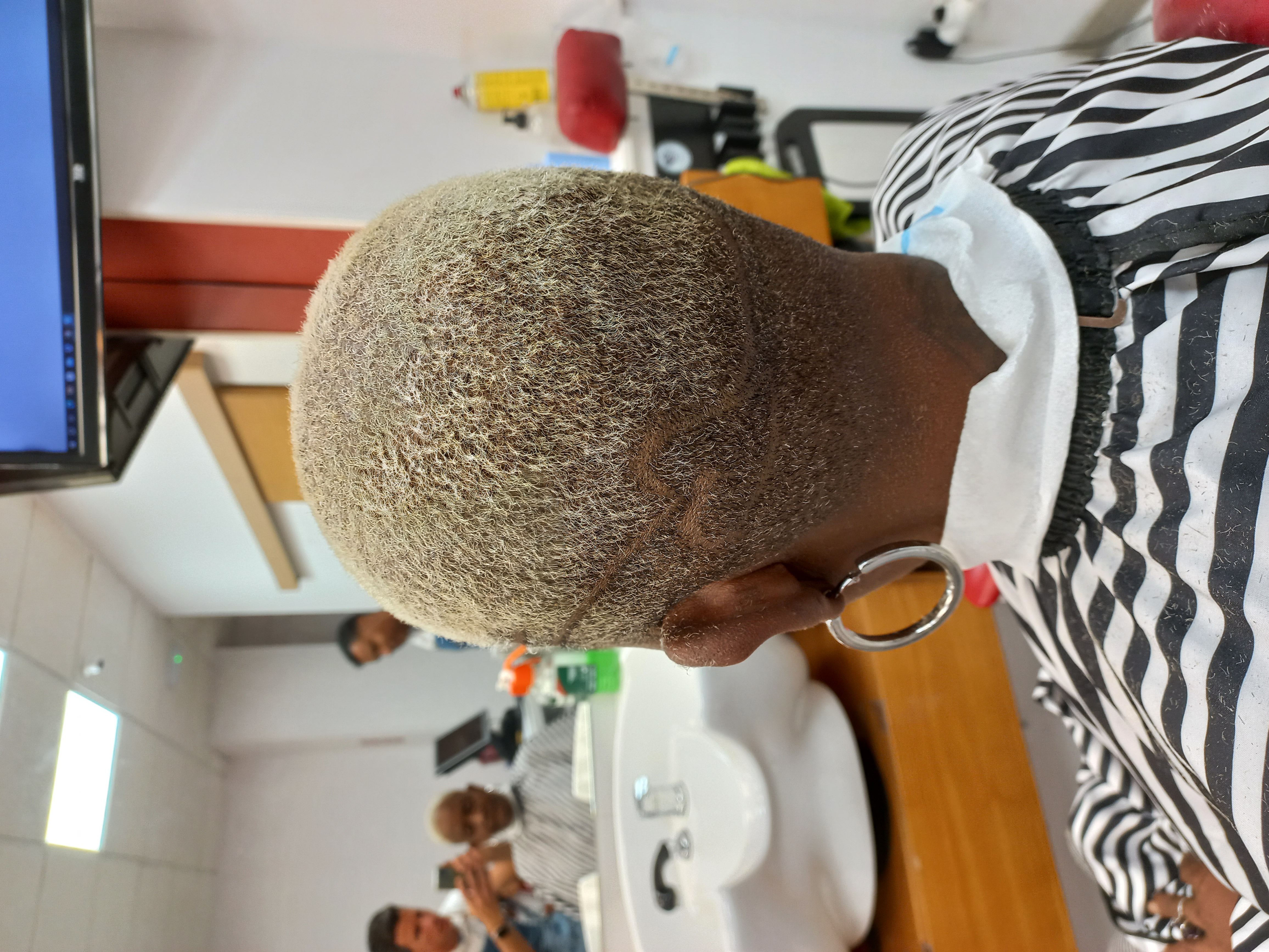 Barbershop Olay - Corte de pelo a mujer africana