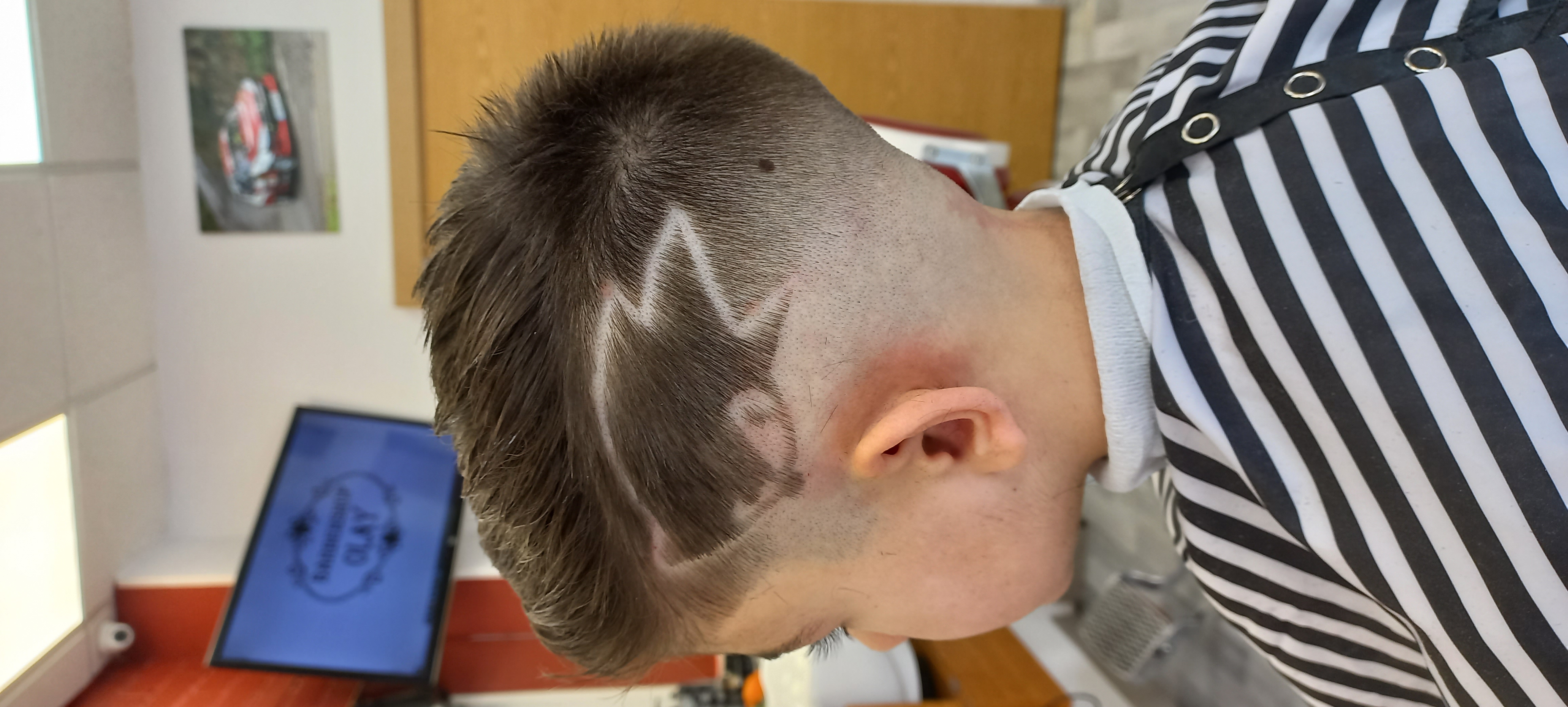 Barbershop Olay - niño con corte de pelo de Sonic